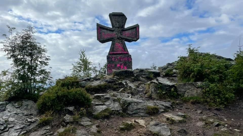Vandalové zneuctili památník obětem války nad Kořenovem